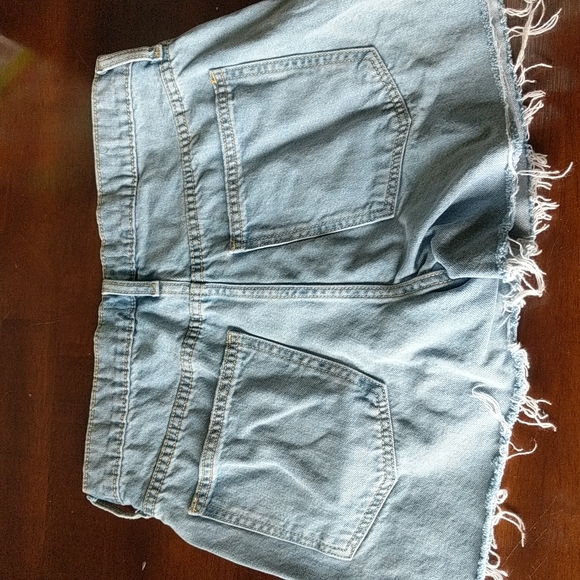 Universal Thread Shorts - Picture 2 of 3